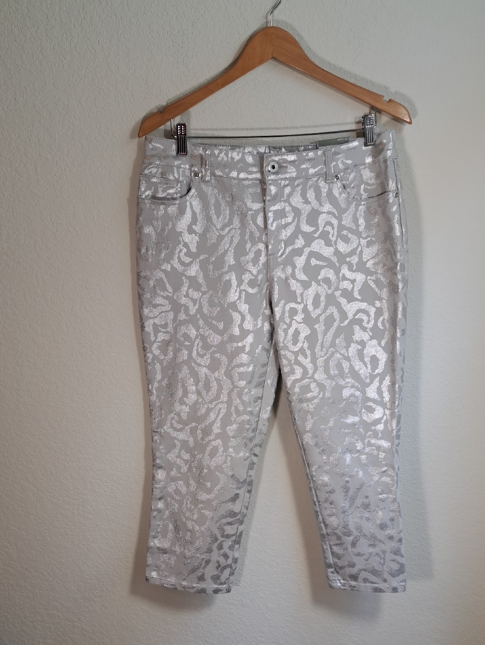 Chico's Women's New With Tag Silver Metallic Animal Print Capri Pants Medium